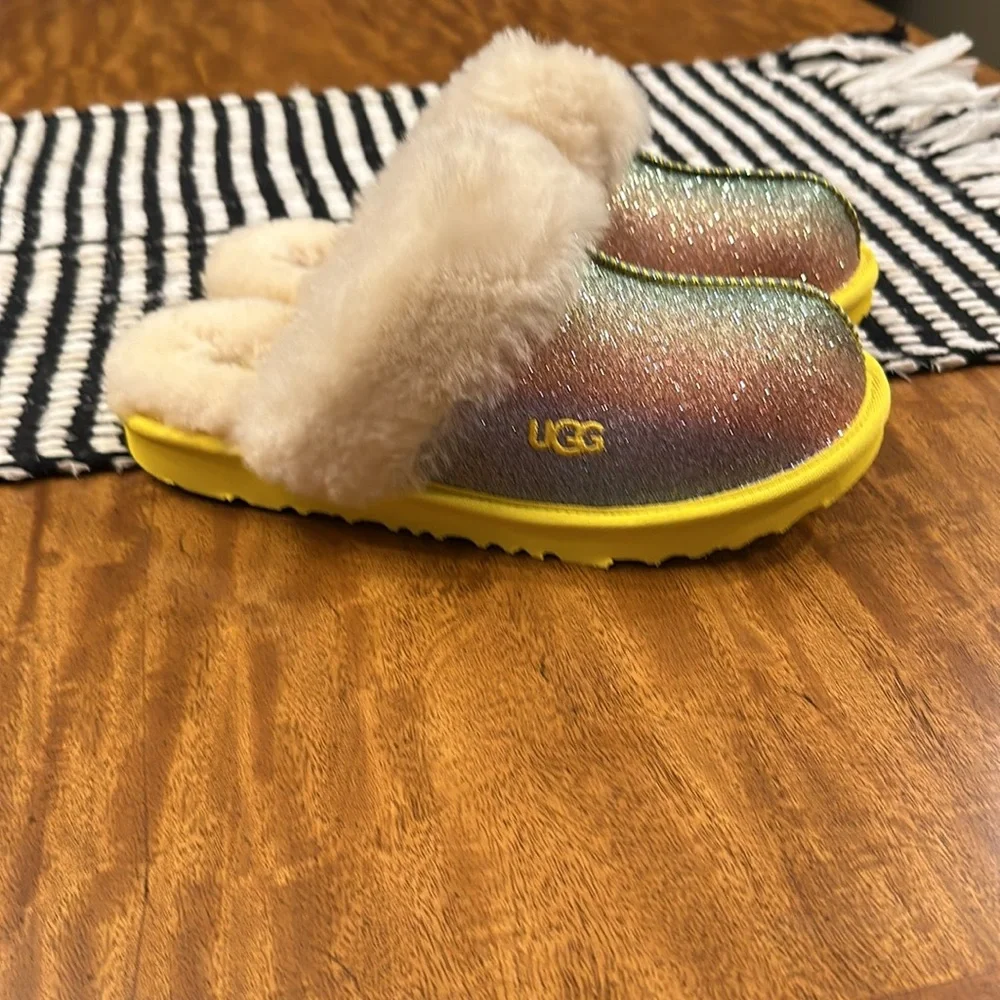 UGG GIRLS SIZE 6 RAINBOW COZY II GLITTER SLIP-ON SLIPPERS (TAYLOR SWIFT VIDES)